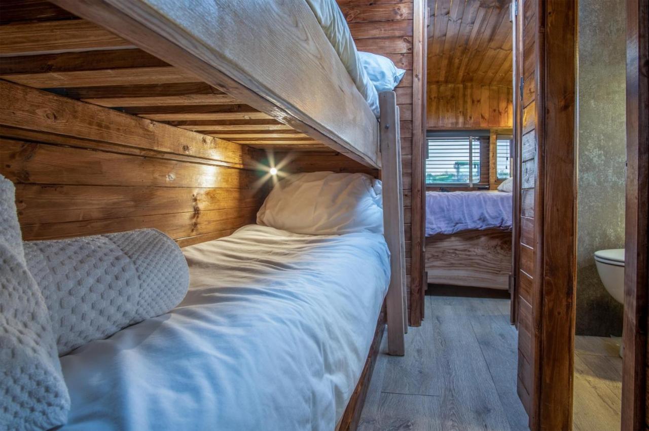 American School Bus - 1 Bedroom - Blossom Farm - Tiers Cross Johnston Bagian luar foto